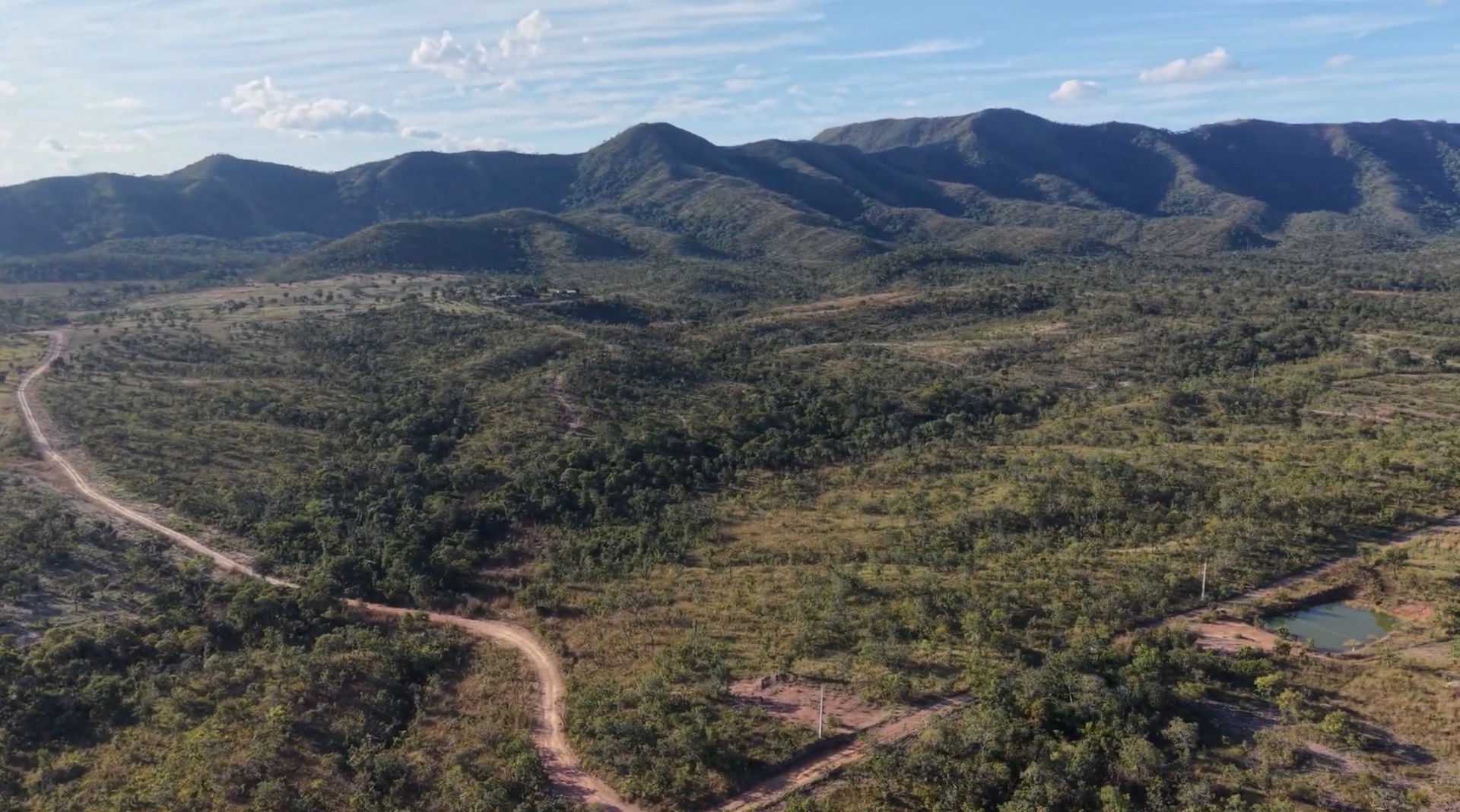 Vista da propriedade com montanhas ao fundo