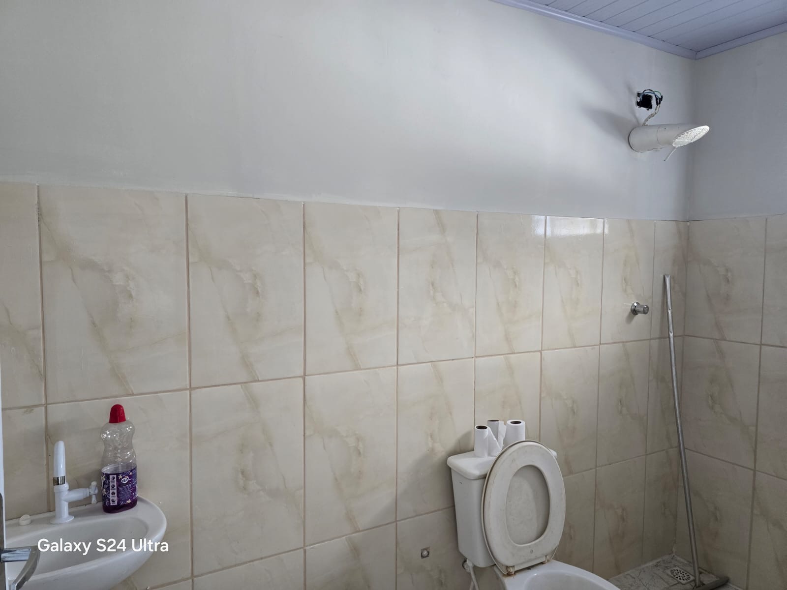 Banheiro interno com revestimento