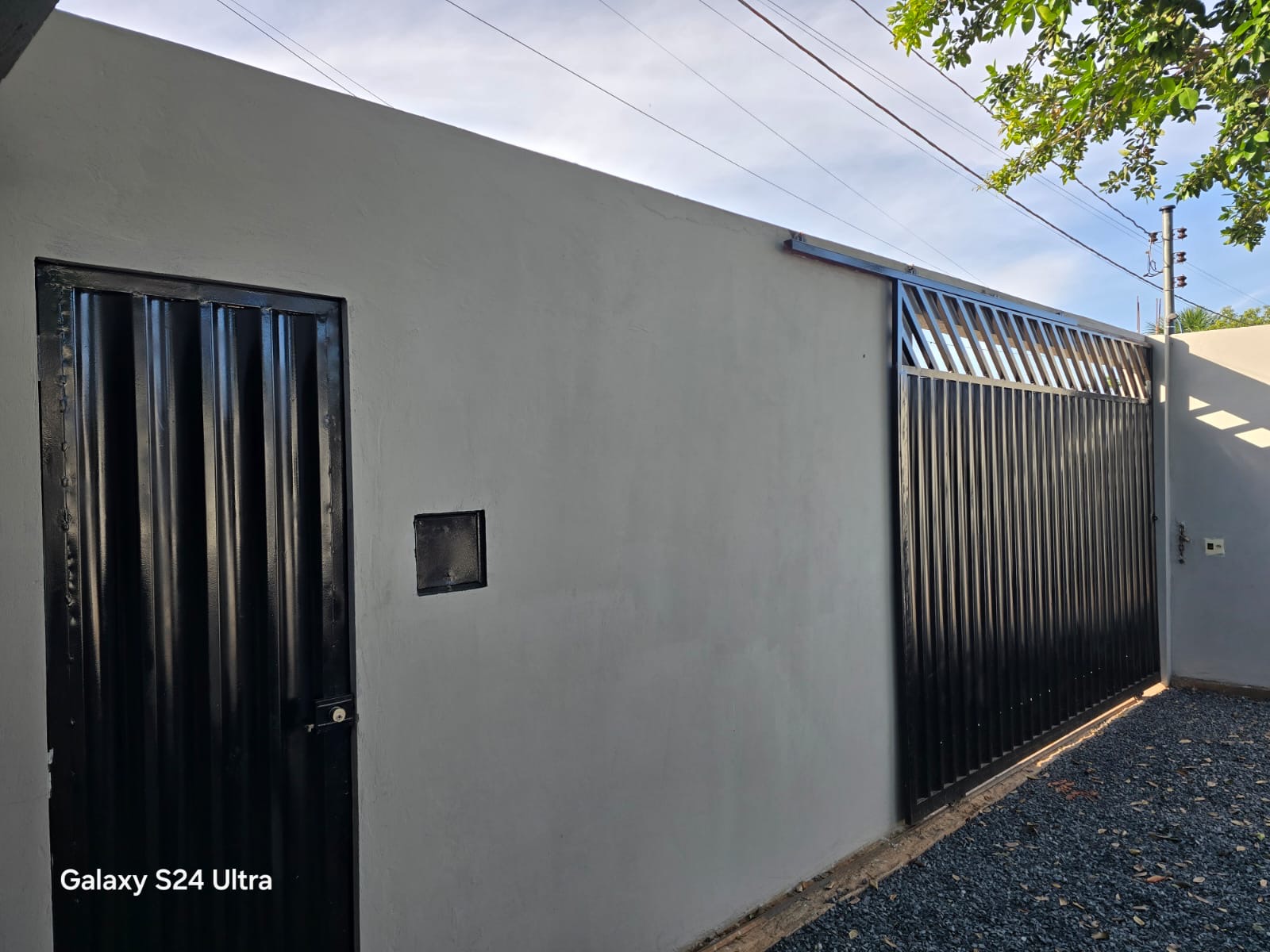 Entrada com portão e porta social