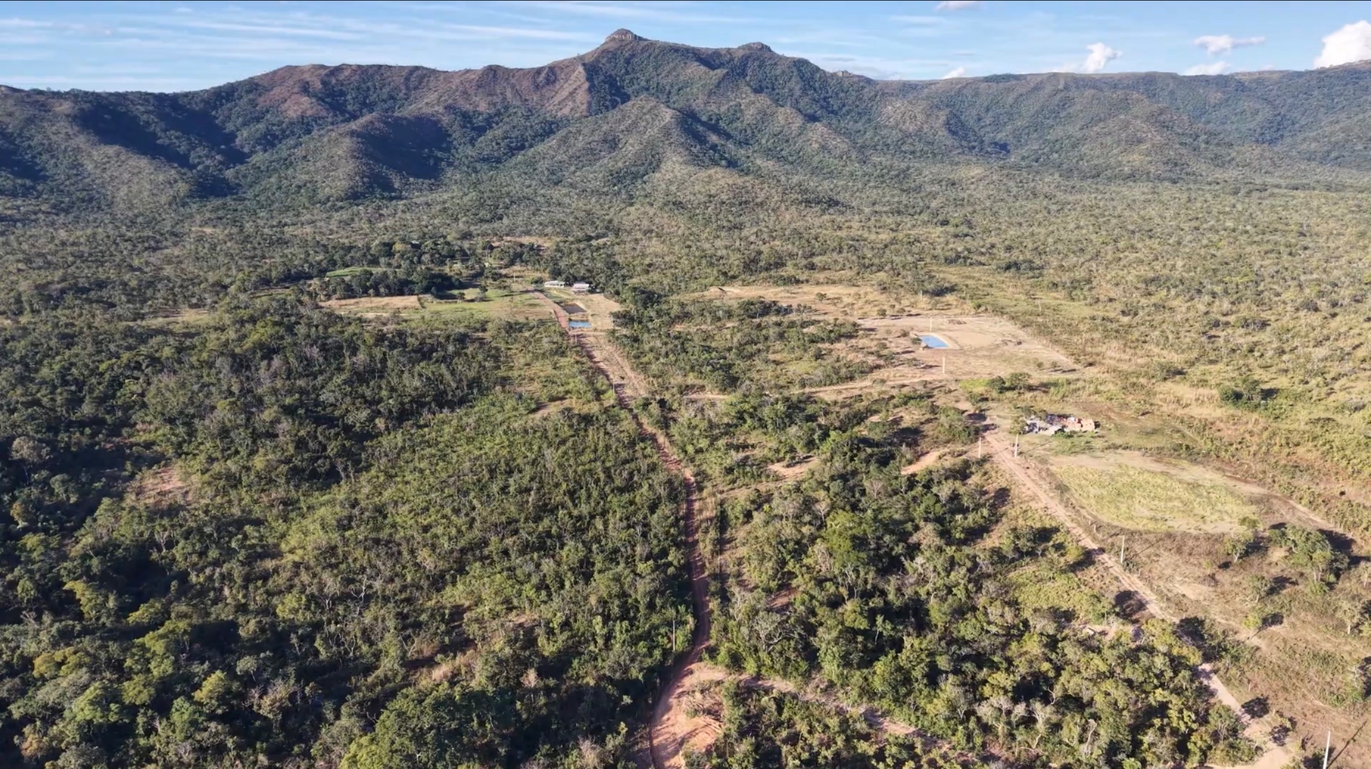 Vista aérea da região com serra ao fundo