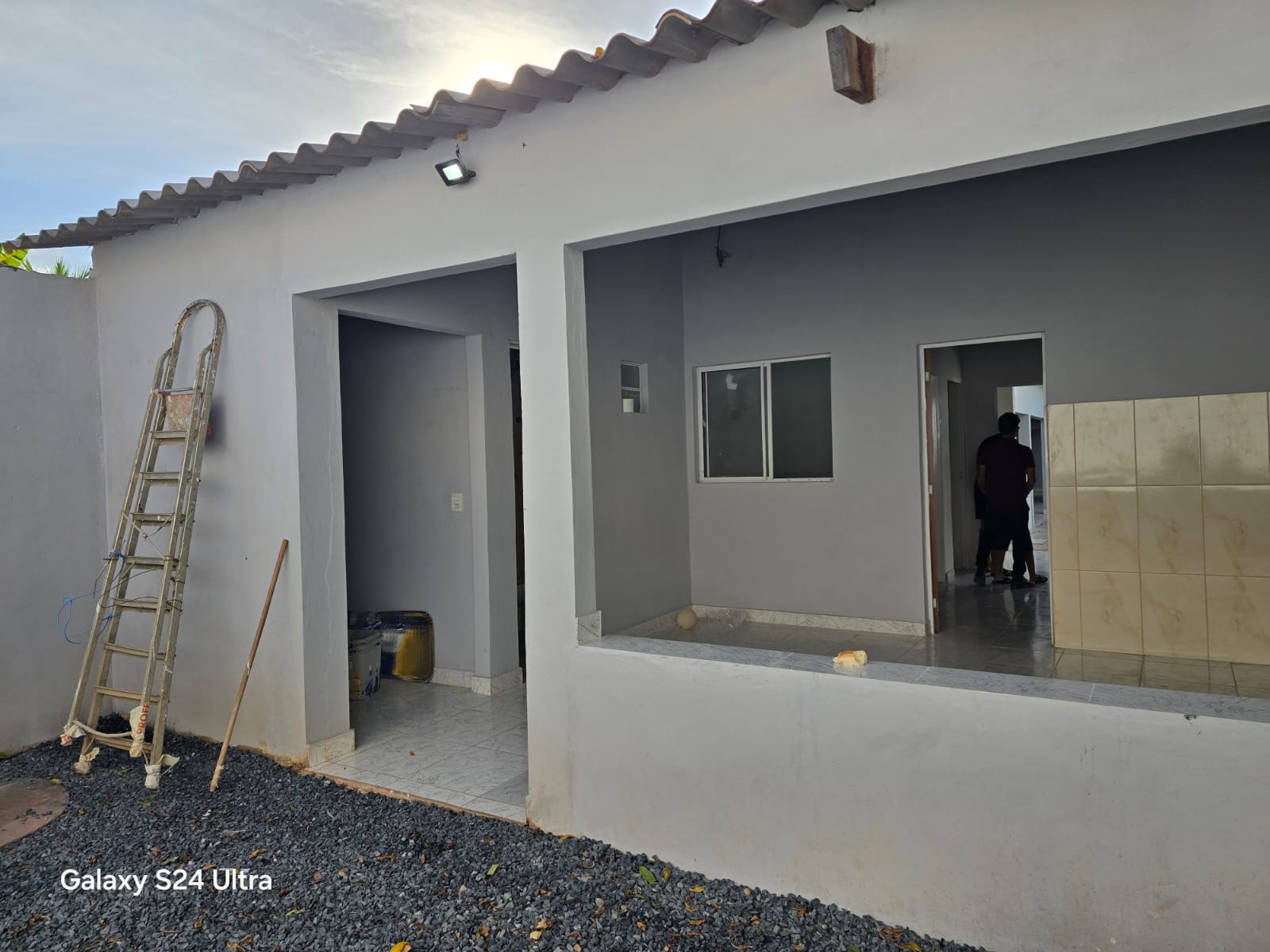 Varanda e banheiro externo