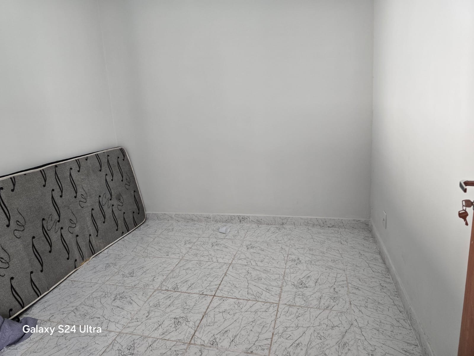 Quarto amplo com piso claro
