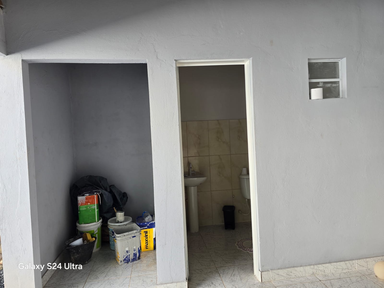 Área externa com banheiro