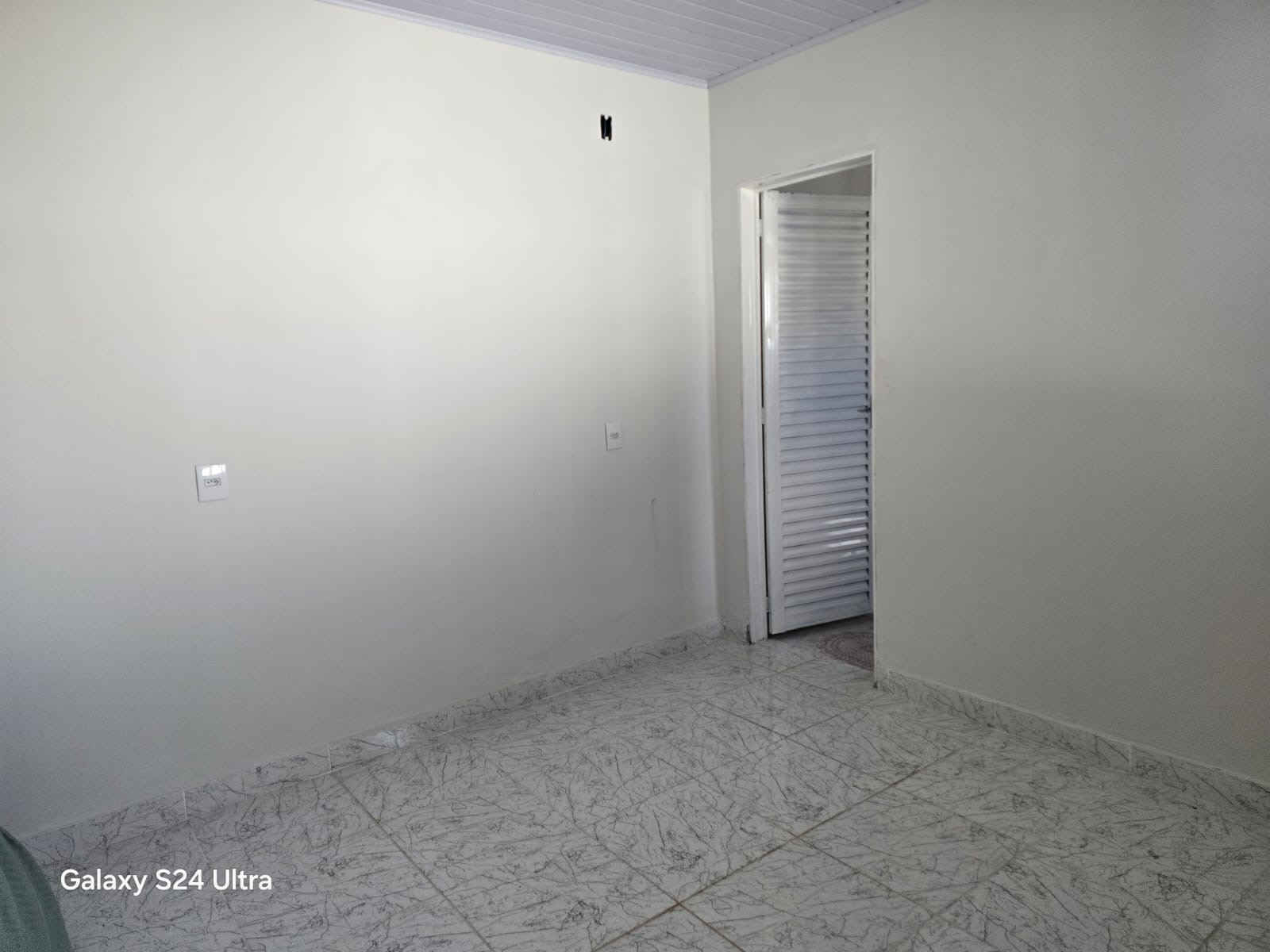 Quarto com porta para área externa