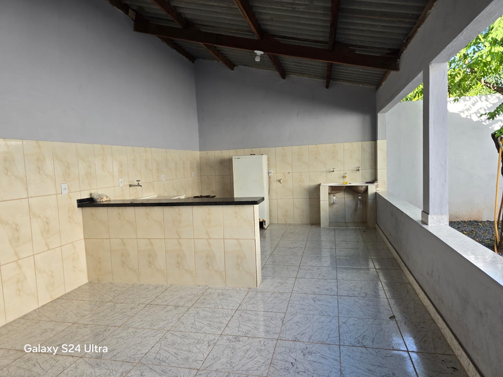 Área gourmet com bancada e pia