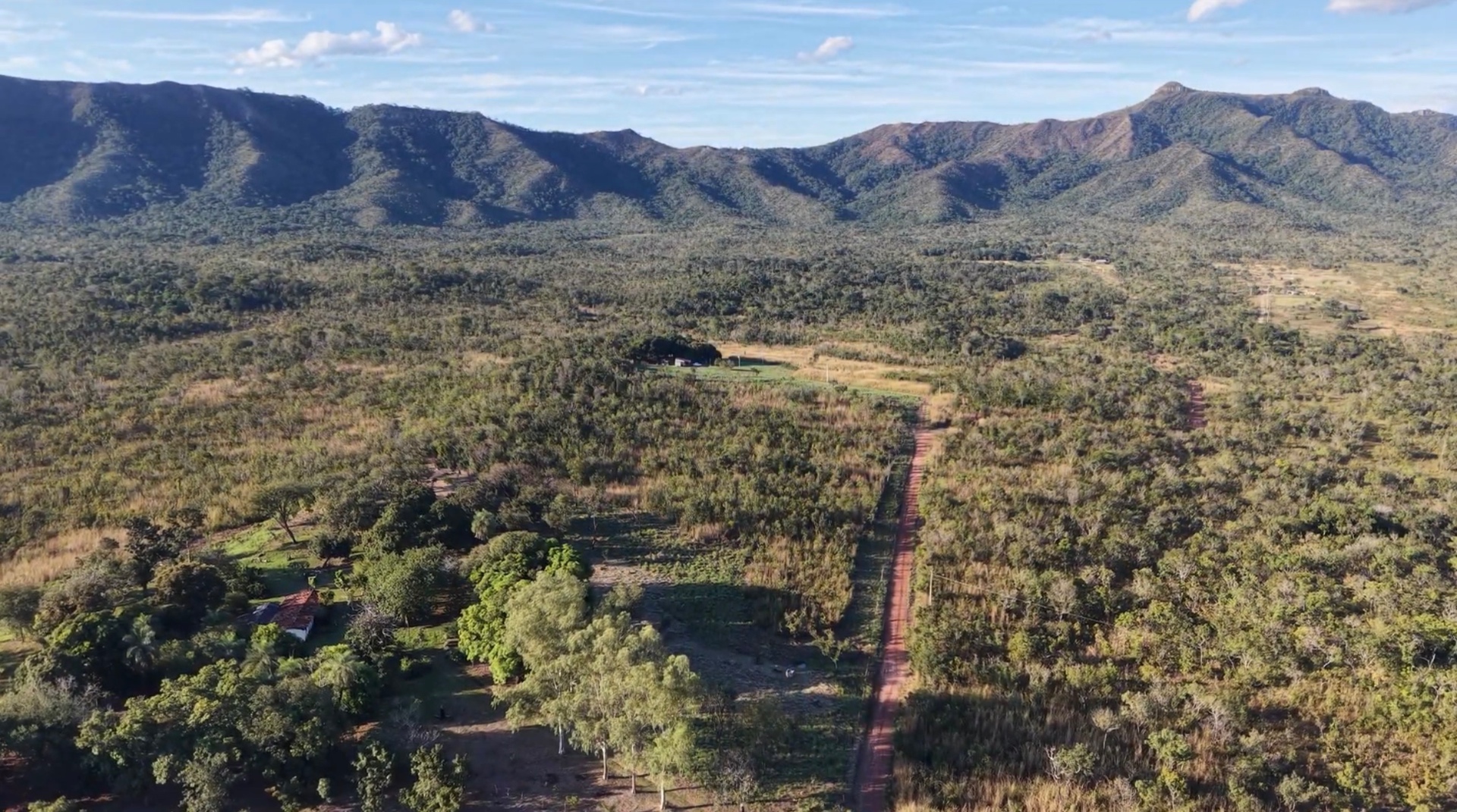 Terreno rural com vegetação nativa e serra