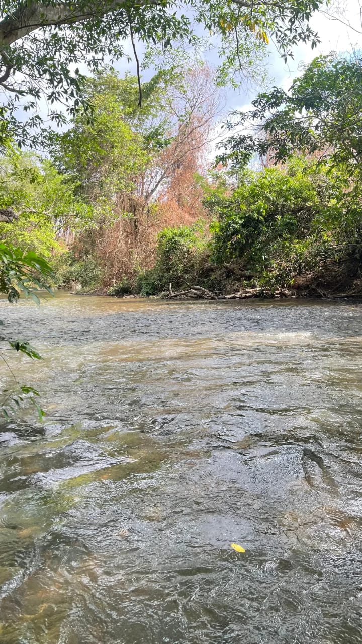 Rio de águas claras próximo aos lotes